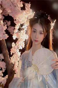 穿到女尊世界，我成了万人迷全集小说
